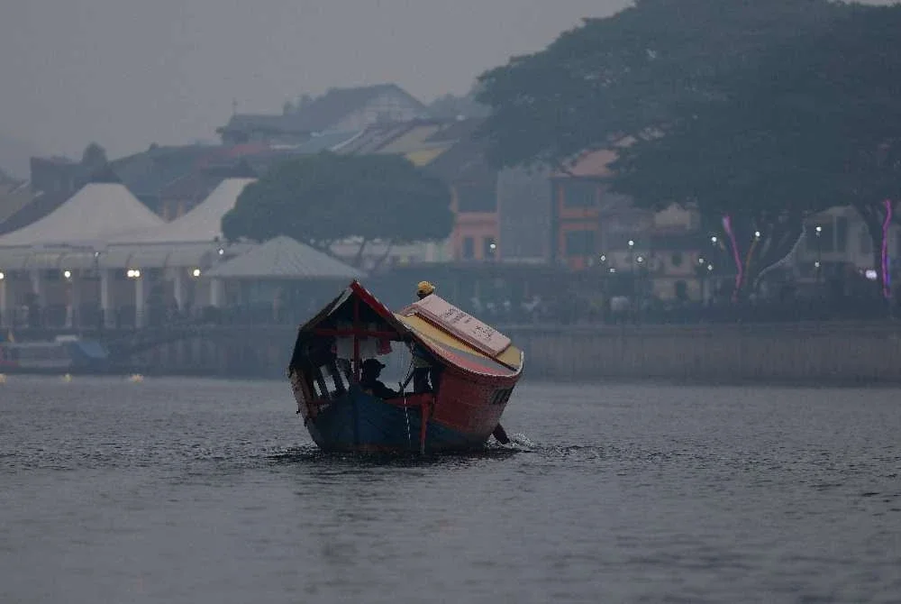 Pemandangan berjerebu dirakam di Tebingan Sungai Kuching pada Isnin. Foto: Bernama