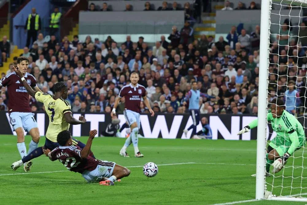 Saka (dua dari kiri) meledak gol tunggal ketika membantu Arsenal menewaskan Aston Villa 1-0 di Birmingham pada Selasa. Foto: AFP.