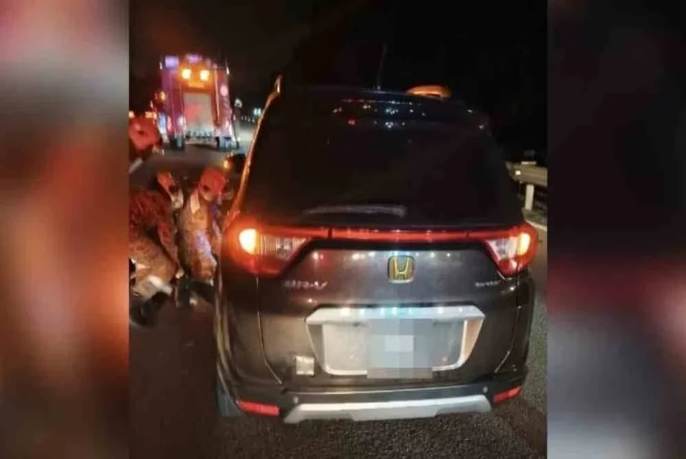 Seorang remaja yang menunggang motosikal maut tersepit di bawah sebuah kenderaan utiliti sukan (SUV).
