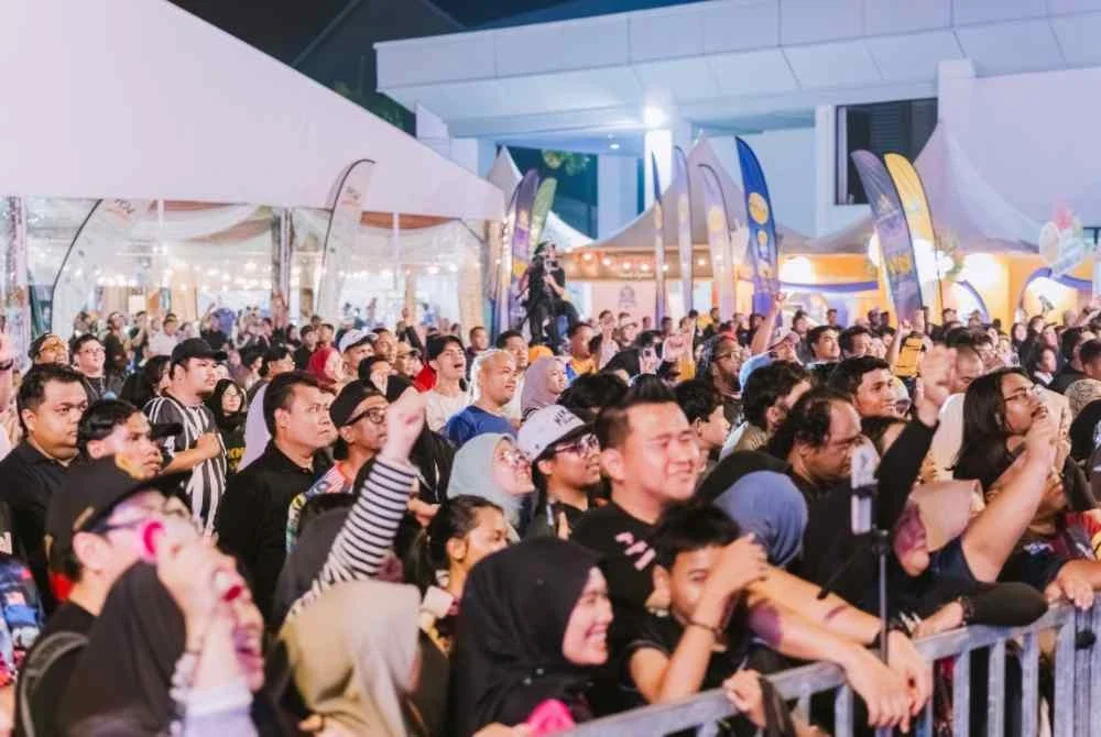 Sebahagian pengunjung MAHA 2026 teruja menyaksikan persembahan Ella, Azlan dan Khalifah Hulubalang.
