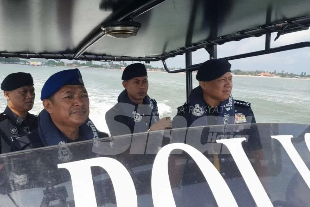 Ab Rahaman (kanan) meninjau lokasi insiden dua bot bertembung berhampiran Kuala Sungai Mersing.