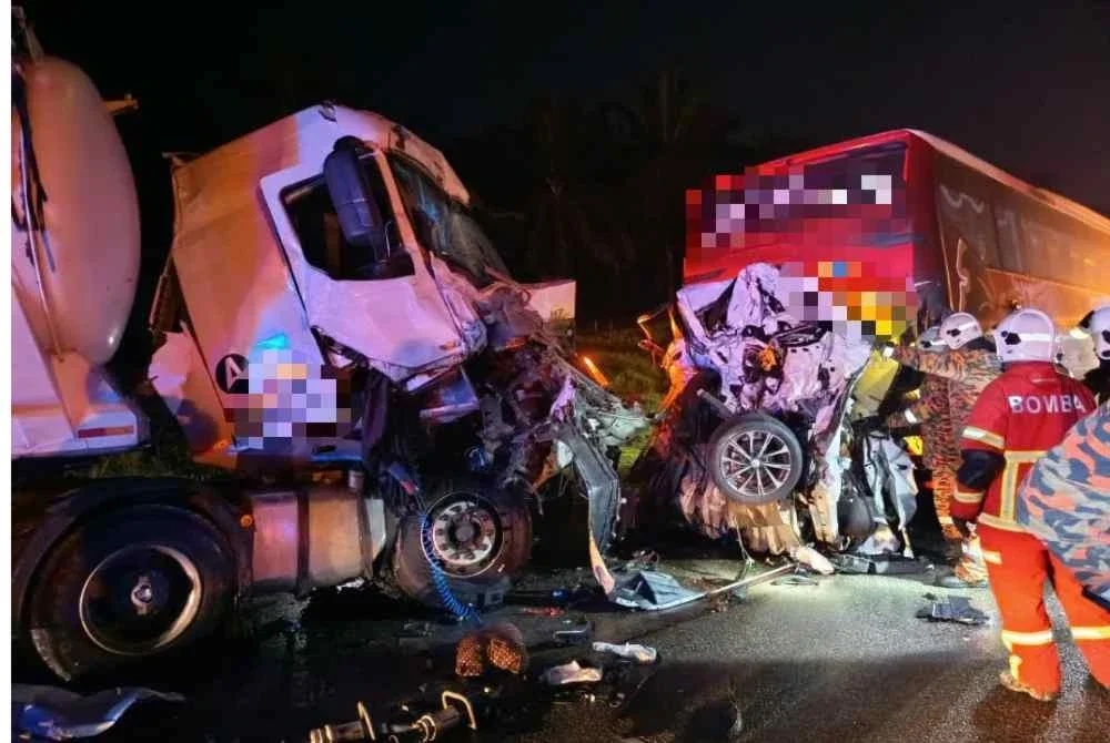 Anggota bomba sedang melakukan operasi menyelamat mangsa yang tersepit dalam sebuah kereta yang remuk teruk di Kilometer 110.3 LPT pada malam Isnin. Foto polis Temerloh