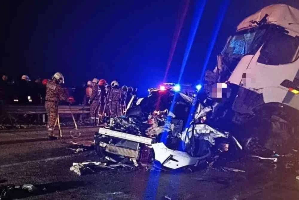 Keadaan kenderaan yang terlibat dalam kemalangan di Kilometer 110.3 Lebuhraya Pantai Timur (LPT) arah timur, dekat Lanchang pada malam Isnin. Foto polis Temerloh