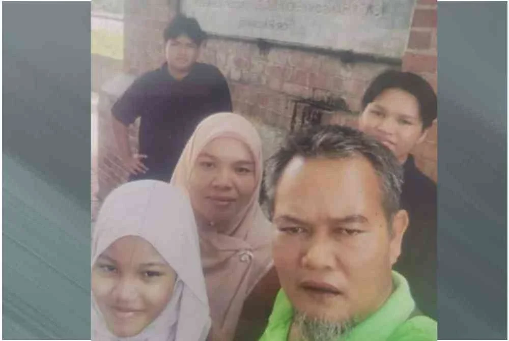 Menurut Norramin, Muhammad Anas dipercayai terkena renjatan elektrik selepas memegang bahagian tiang di gelanggang berkenaan sebelum terduduk dan disambut rakannya.