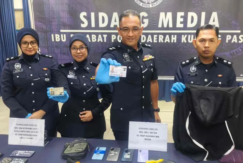 Mohd Radzi (dua dari kanan) menunjukkan barangan yang dirampas dari suspek samun etnik Rohingya di IPD Kubang pasu pada Selasa.