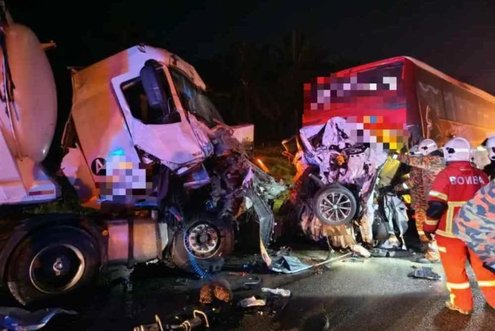 Anggota bomba sedang melakukan operasi menyelamat mangsa yang tersepit dalam sebuah kereta yang remuk teruk di Kilometer 110.3 LPT pada malam Isnin. Foto polis Temerloh