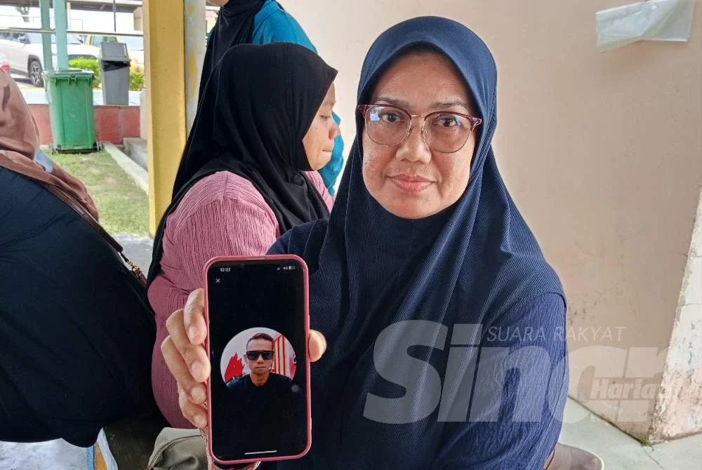 Suhailah menunjukkan gambar adiknya yang maut dalam insiden dua bot bertembung pada malam Isnin.