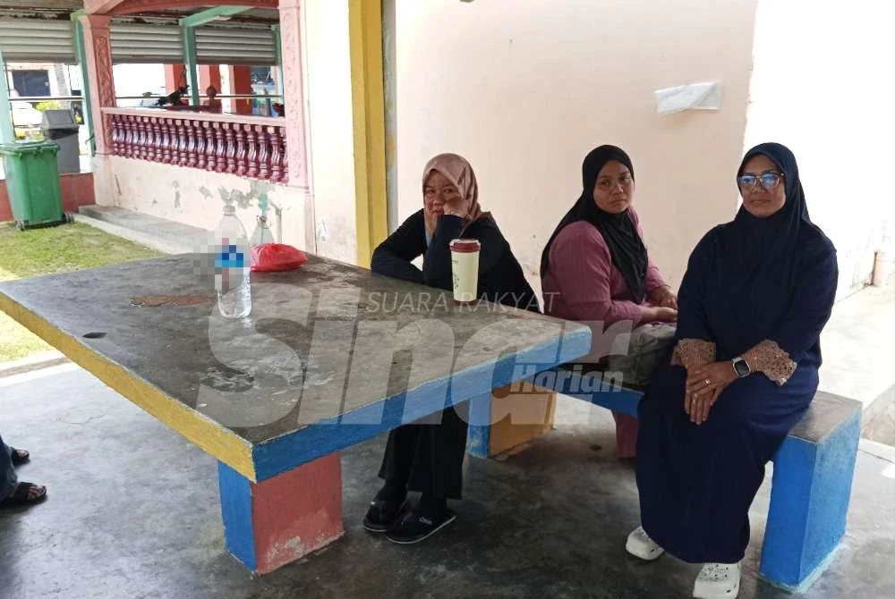 Ahli keluarga mangsa menunggu di Unit Forensit Hospital Mersing.