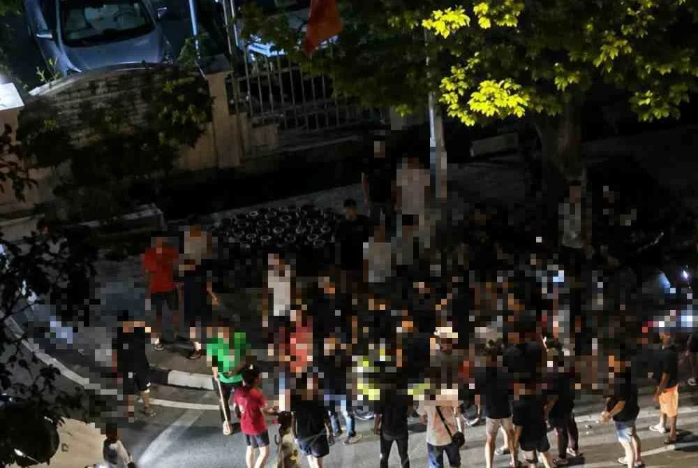 Gambar tular orang ramai berkumpul ketika kejadian pergaduhan di hadapan sekolah.