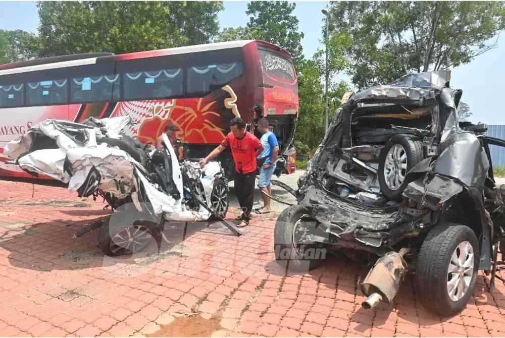 Keadaan kenderaan yang terlibat dalam kemalangan dalam kemalangan membabitkan 11 kenderaan di Kilometer 110.4 Lebuhraya Pantai Timur (LPT1) pada malam Isnin.