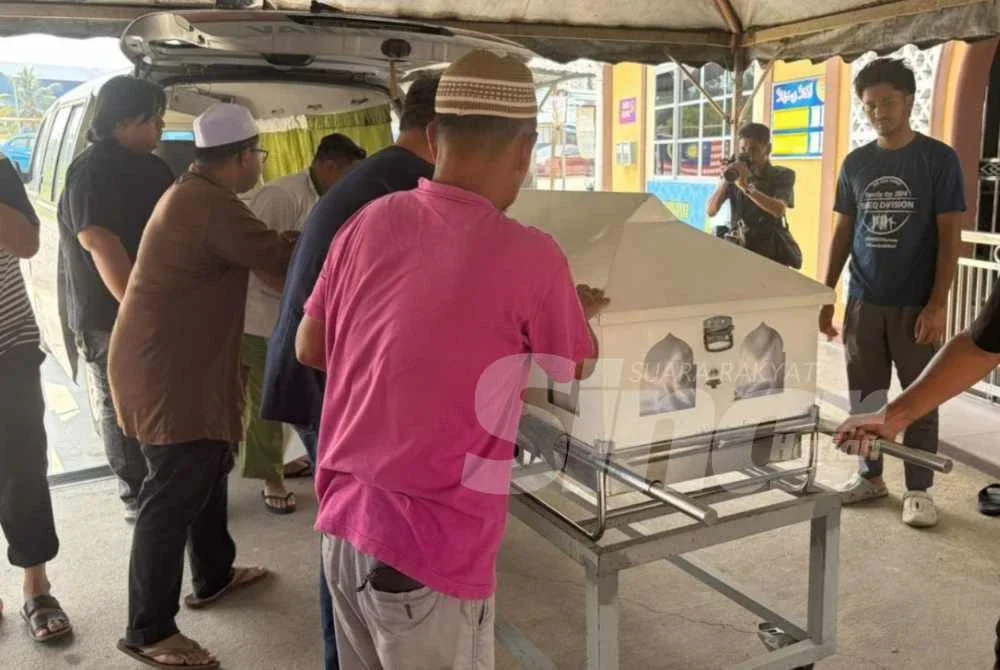 Jenazah Nur Atiqah tiba di Masjid Paya Luas, Temerloh untuk dimandikan, dikafan dan disolatkan.