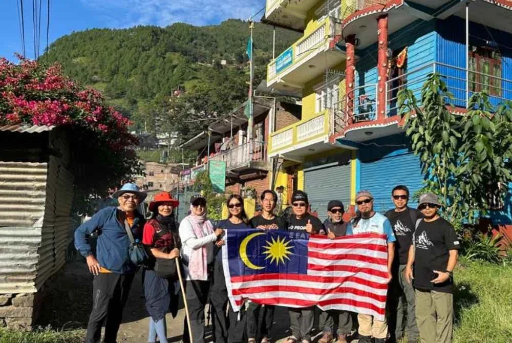 Johan (lima kanan) ketika mengetuai Pasukan Pensolo Langtang Valley Trail 2024 bersama pendaki lain.