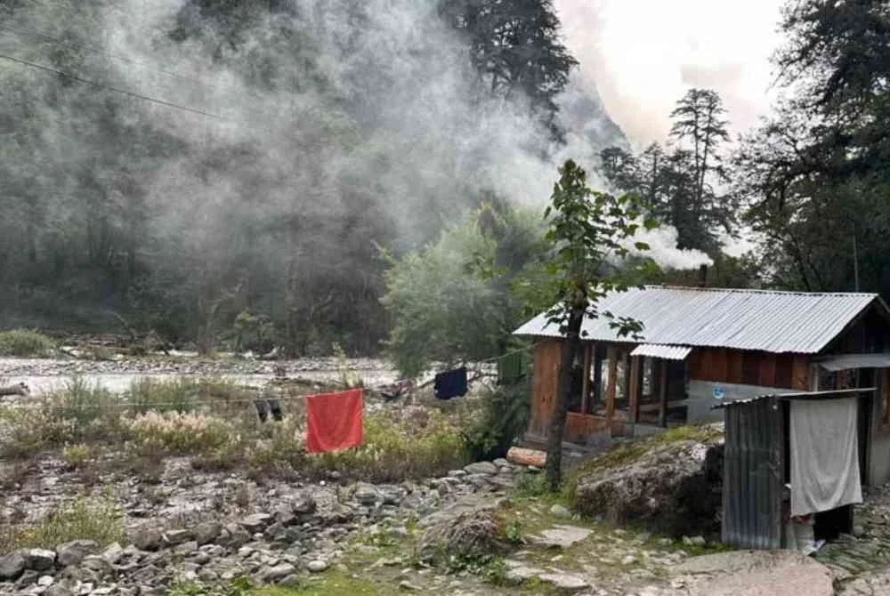 Tempat penginapan di Riverside yang berlatar belakang Langtang Khola.