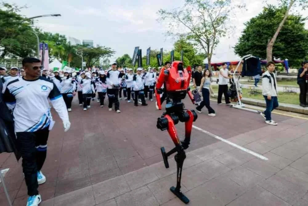 Kemunculan robot humanoid HONOR pada acara perbarisan sambutan Hari Kebangsaan tahun ini mencuri tumpuan para pengunjung.