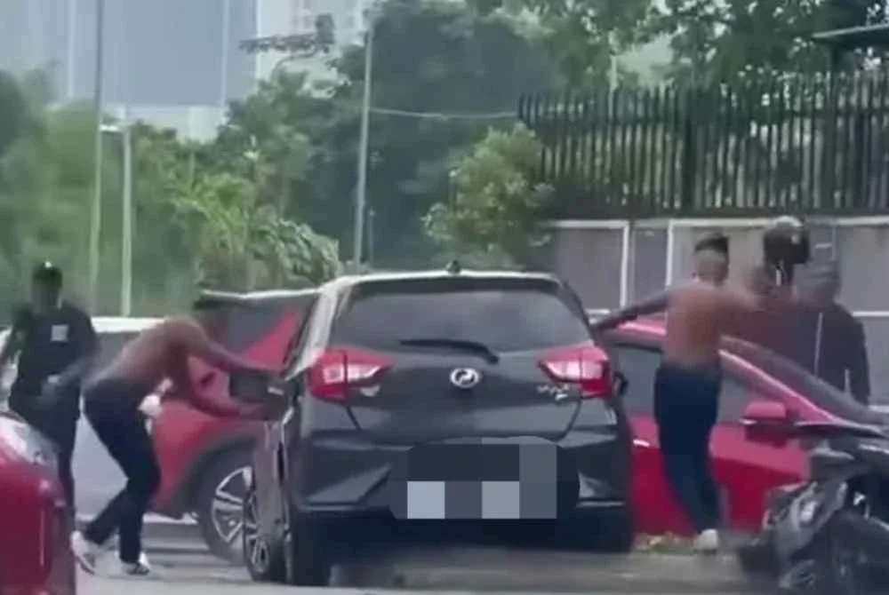 Tangkap layar rakaman video tular memaparkan sekumpulan lelaki bergaduh di hadapan sebuah kelab malam di sini.