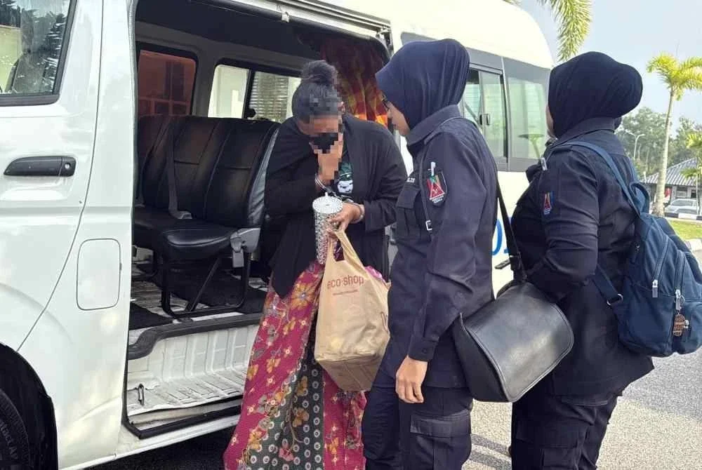 Tertuduh dibawa ke Kompleks Mahkamah Sungai Petani pada Isnin.
