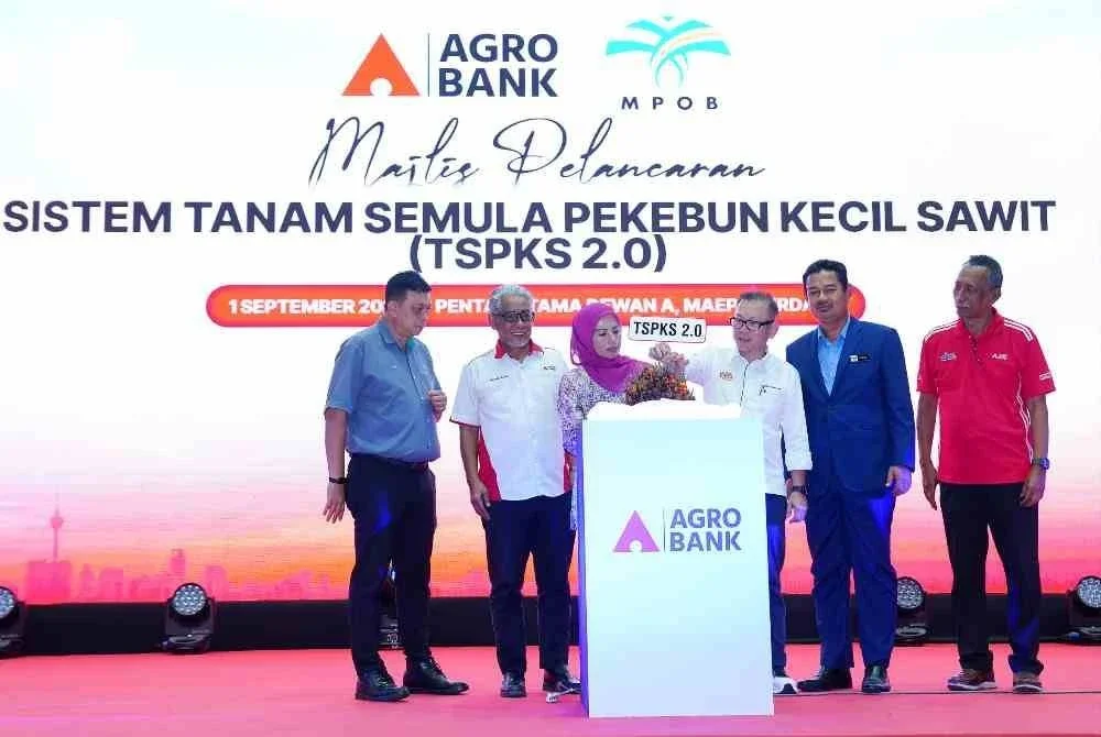 Noraini (tiga dari kiri) yang diriringi Foong Hin (tiga dari kanan) melancarkan sistem TSPKS 2.0 sempena MAHA 2026 di MAEPS Serdang pada petang Selasa. FOTO: SINAR HARIAN/MOHD HALIM ABDUL WAHID