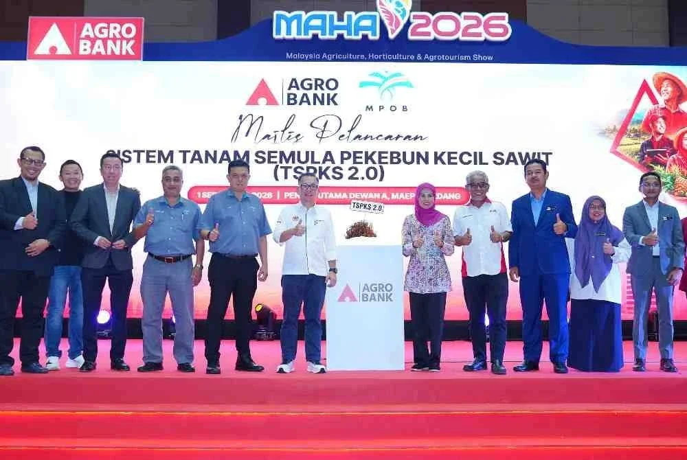 Noraini (lima dari kanan) bergambar bersama tetamu kehormat pada majlis pelancaran sistem TSPKS 2.0 sempena MAHA 2026 di MAEPS Serdang pada petang Selasa. FOTO: SINAR HARIAN / MOHD HALIM ABDUL WAHID