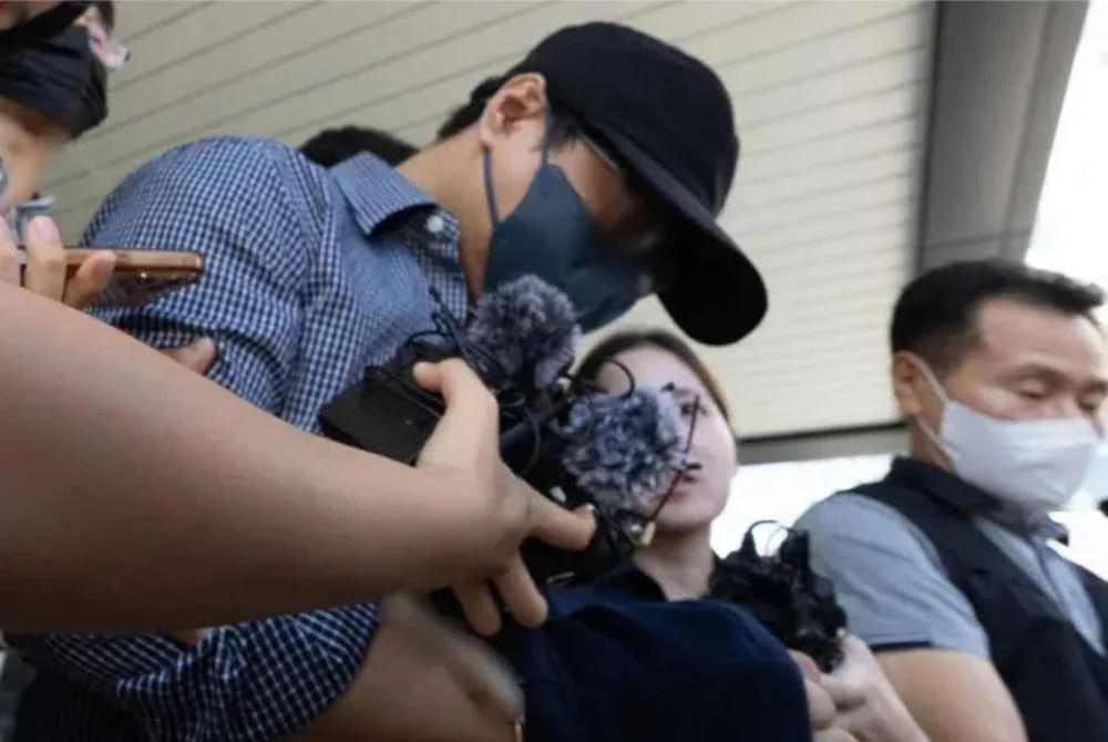 Bu yang didakwa menutup kes orang hilang secara palsu di Pulau Jeju ketika meninggalkan Mahkamah Daerah Jeju pada 25 Ogos lalu. - FOTO: Korea JoongAng Daily.