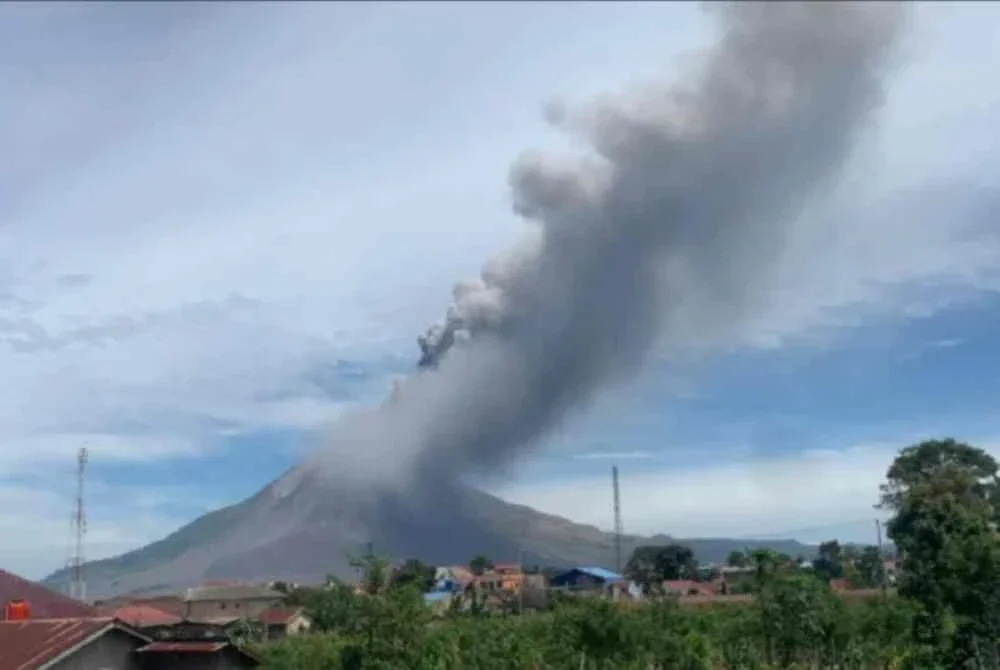 Rakyat Malaysia yang berada di, atau, dalam perjalanan ke Kabupaten Karo, Sumatera Utara, dinasihatkan supaya sentiasa berwaspada dan mengelakkan kawasan sekitar Gunung Sinabung. - Agensi