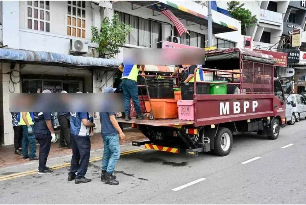 Anggota penguat kuasa MBPP menyita pelbagai barangan dari premis yang diserbu.- Foto: FB MBPP