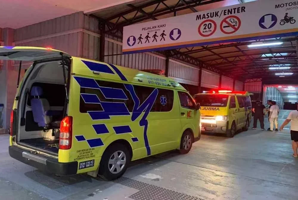 Beberapa penumpang yang cedera dibawa ke hospital untuk rawatan lanjut. - Foto The Star