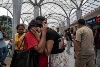 Monita Nepali (kanan) yang kehilangan suami dalam bencana itu ditenangkan oleh salah seorang ahli keluarganya. Foto: Agensi
