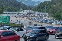 Ada yang terpaksa menempuh perjalanan sehingga 24 jam dari KL ke Kota Bharu satu rekod baharu dalam perjalanan lebih 400 kilometer sahaja. Foto: Bernama.