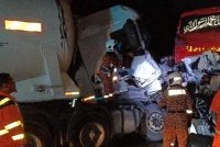 Keadaan lori tangki dan bas ekspres yang rosak teruk pada bahagian hadapan selepas terlibat kemalangan membabitkan 11 kenderaan di KM110.4 LPT1 arah Lanchang-Kuantan pada Isnin. Foto JBPM Pahang