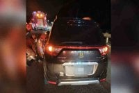 Seorang remaja yang menunggang motosikal maut tersepit di bawah sebuah kenderaan utiliti sukan (SUV).