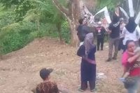 Rakaman video kejadian yang tular di media sosial menunjukkan jambatan itu tiba-tiba melengkung ke bawah sebelum mencetuskan suasana panik. Foto Tribun Network