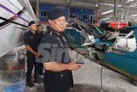 Ab Rahaman (kanan) melihat keadaan bot Sea Queen yang terbabit insiden bot bertembung berhampiran Kuala Sungai Mersing pada malam Isnin.