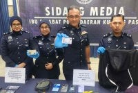 Mohd Radzi (dua dari kanan) menunjukkan barangan yang dirampas dari suspek samun etnik Rohingya di IPD Kubang pasu pada Selasa.