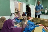 Takiyuddin (kanan) meninjau persiapan Muktamar Tahunan Pas Kali Ke-72 yang kini berada pada tahap kira-kira 90 peratus dan memasuki fasa akhir.