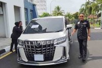 Mohd Radzi (kanan) menunjukkan Toyota Alphard yang ditahan dalam Op Pintas di Changlun.