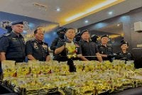 Dennis (tengah) menunjukkan dadah yang dirampas daripada suspek pada sidang akhbar di Ibupejabat Polis Kontinjen Pulau Pinang pada Selasa.