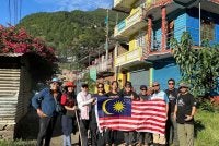 Johan (lima kanan) ketika mengetuai Pasukan Pensolo Langtang Valley Trail 2024 bersama pendaki lain.