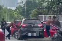 Tangkap layar rakaman video tular memaparkan sekumpulan lelaki bergaduh di hadapan sebuah kelab malam di sini.