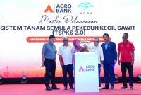 Noraini (tiga dari kiri) yang diriringi Foong Hin (tiga dari kanan) melancarkan sistem TSPKS 2.0 sempena MAHA 2026 di MAEPS Serdang pada petang Selasa. FOTO: SINAR HARIAN/MOHD HALIM ABDUL WAHID