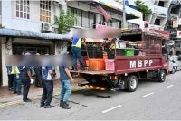 Anggota penguat kuasa MBPP menyita pelbagai barangan dari premis yang diserbu.- Foto: FB MBPP