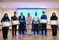  Ketua Pegawai Operasi MAIPk Wan Maizura Wan Zahari (tengah) bergambar bersama sebahagian pelajar yang hadir pada Penyampaian Komputer Riba Program Kerjasama Wakalah sempena Seminar kecemerlangan SPM 2026 - Skim Biasiswa Pelajaran Baitulmal (SBBP), Zon Tengah di Dewan Al-Ghazali, Kompleks Islam Darul Ridzuan. - Bernama
