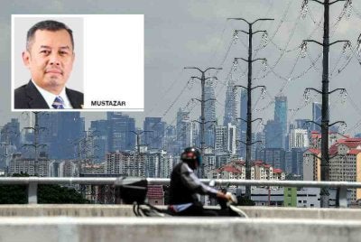 Seorang penunggang motosikal melalui kawasan bandar dengan latar belakang ibu kota Kuala Lumpur, mencerminkan realiti pekerja yang berdepan kos sara hidup tinggi ketika kadar gaji minimum terus menjadi perdebatan. Foto Bernama