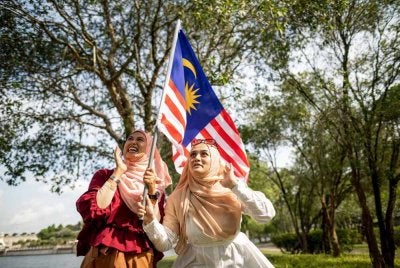Kita berbangga mengibarkan Jalur Gemilang setiap kali tibanya bulan kemerdekaan. Foto hiasan