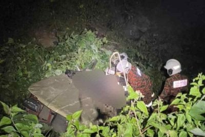 Pasukan bomba bergegas ke lokasi kejadian selepas menerima panggilan berlaku kemalangan di kawasan hutan simpan Bagahak-Lahad Datu.