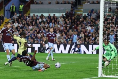 Saka (dua dari kiri) meledak gol tunggal ketika membantu Arsenal menewaskan Aston Villa 1-0 di Birmingham pada Selasa. Foto: AFP.
