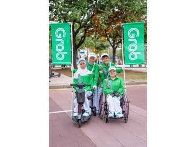 Syuhainie (dua, kiri) bersama rakan pemandu OKU Grab yang lain bakal turut memeriahkan sambutan kemerdekaan untuk tahun ini.