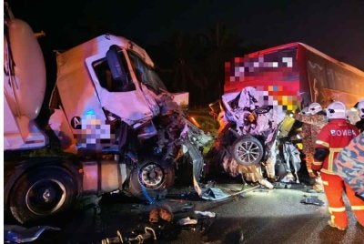 Anggota bomba sedang melakukan operasi menyelamat mangsa yang tersepit dalam sebuah kereta yang remuk teruk di Kilometer 110.3 LPT pada malam Isnin. Foto polis Temerloh
