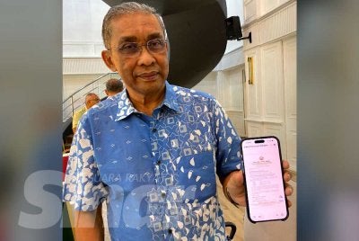 Takiyuddin menunjukkan surat jemputan daripada UMNO untuk menghadiri PAU 2026 di Dewan Merdeka, WTC KL yang dijadualkan berlangsung pada 9 hingga 12 September depan. Foto: HAZELEN LIANA KAMARUDIN