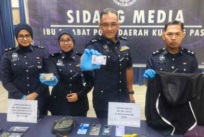 Mohd Radzi (dua dari kanan) menunjukkan barangan yang dirampas dari suspek samun etnik Rohingya di IPD Kubang pasu pada Selasa.