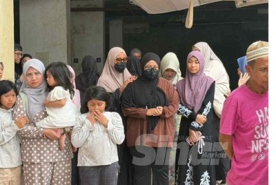 Ahli keluarga mangsa yang berada di pekarangan unit forensik HoSHAS.